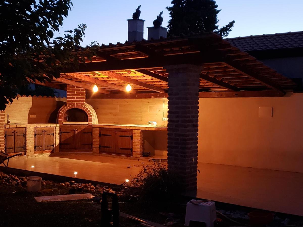 Villa Kortina Basanija Luaran gambar